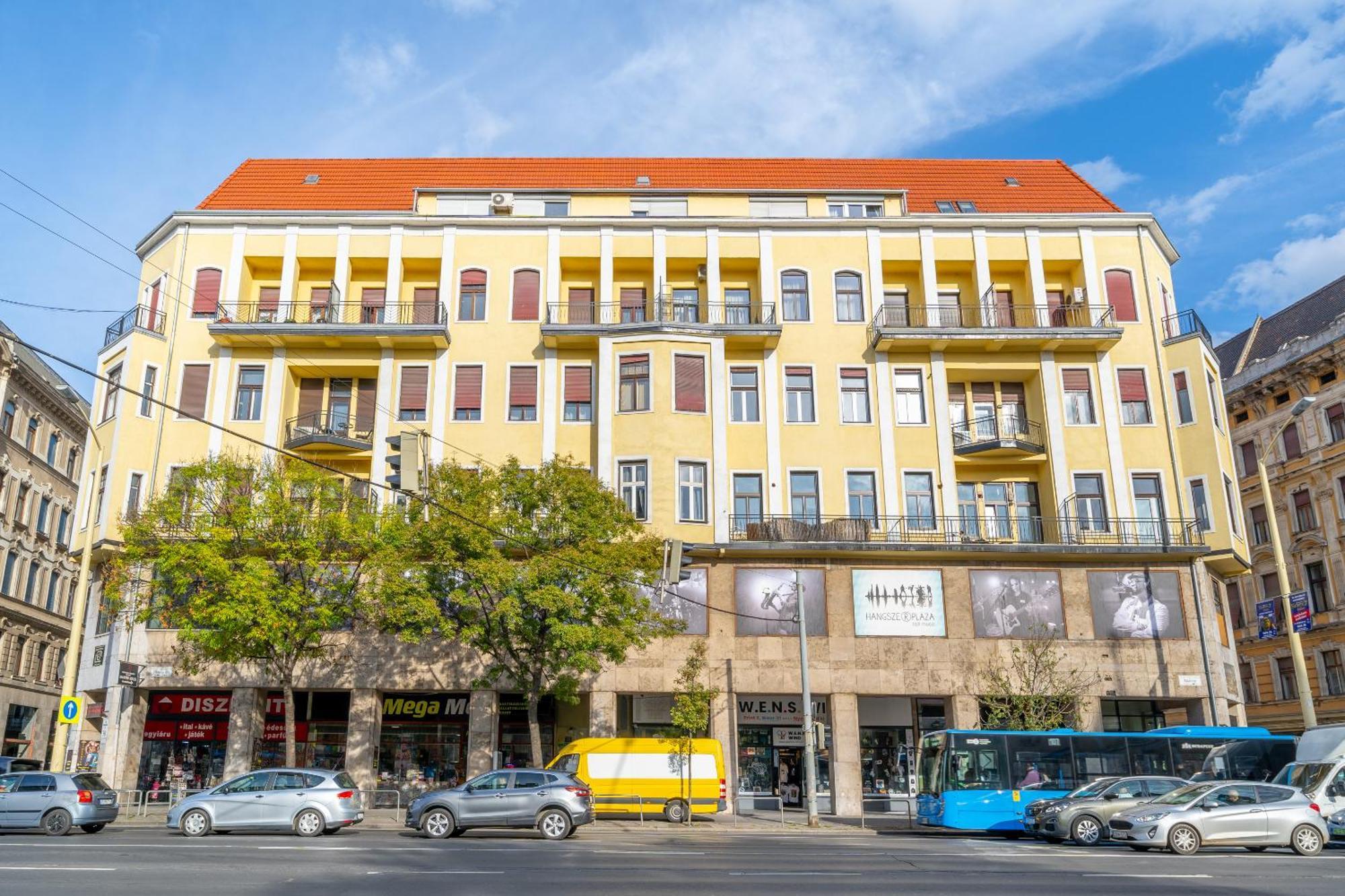 Rakoczi Stylish Entire Apartment Budapest Bagian luar foto