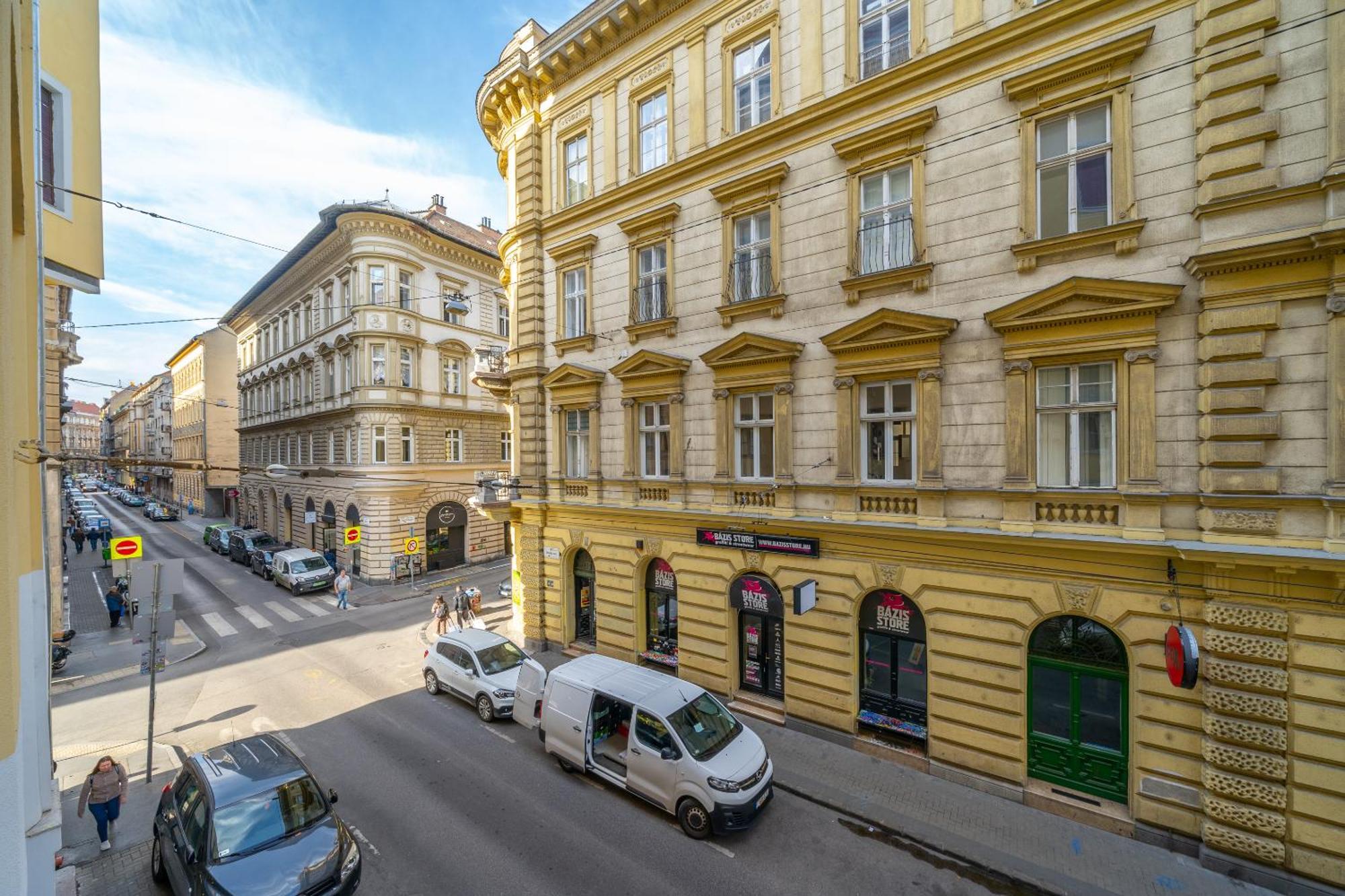Rakoczi Stylish Entire Apartment Budapest Bagian luar foto
